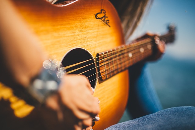 How to tune the guitar without a tuner