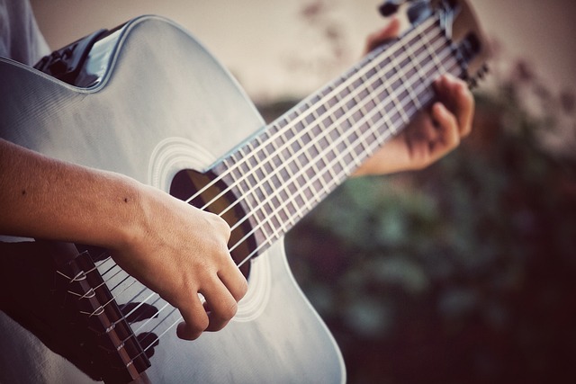 How to tune the guitar without a tuner